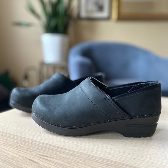 Matte black Sanita nonslip clogs - Picture 2 of 7